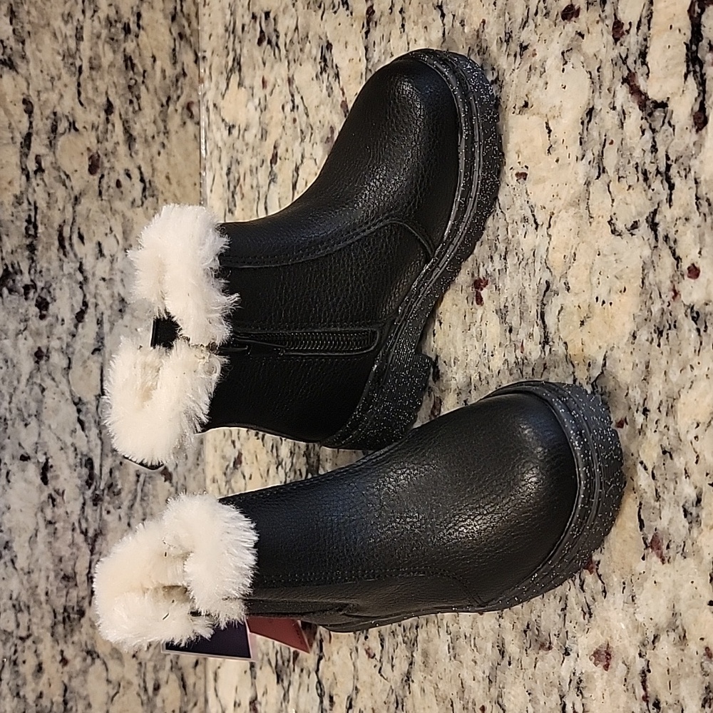 NWT Toddler boots size 6.